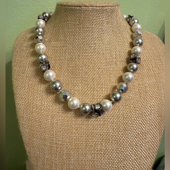 Jewelry - Elegant Silver and White Pearl Necklace